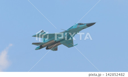 飛行するロシア空軍スホーイSu-34フルバック戦闘爆撃機 142852482