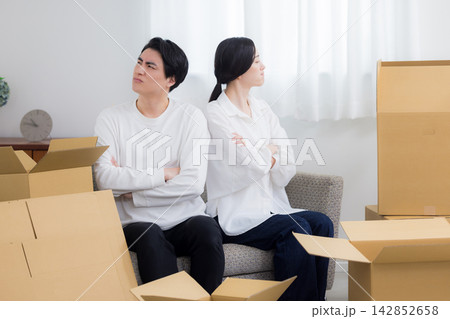 引越しの準備をする夫婦 引越しの準備をする夫婦 142852658