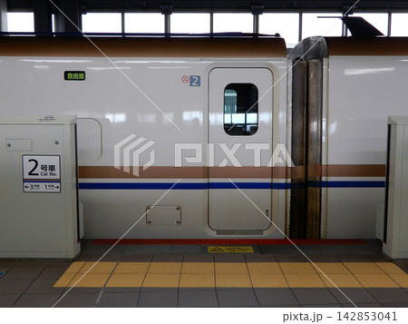 ドアを閉めて金沢駅に停車している北陸新幹線の電車 142853041