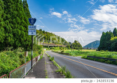奥琵琶湖地方を通る国道8号線と北陸本線　滋賀県長浜市西浅井町 142853136