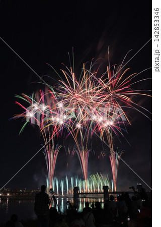 夜空に打ちあがる花火 夏の夜空に咲く花火 夜空に咲く花火 高く輝く花火大会 打ち上げ花火を見る人々 夜空に打ちあがる花火 夏の夜空に咲く花火 夜空に咲く花火 高く輝く花火大会 打ち上げ花火を見る人々 142853346