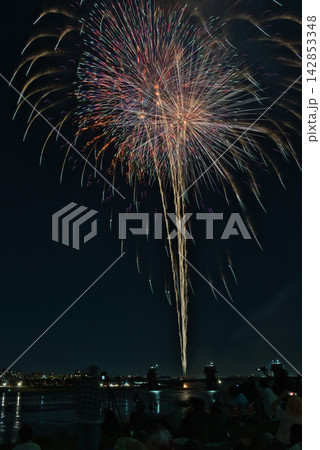 夜空に打ちあがる花火 夏の夜空に咲く花火 夜空に咲く花火 高く輝く花火大会 打ち上げ花火を見る人々 夜空に打ちあがる花火 夏の夜空に咲く花火 夜空に咲く花火 高く輝く花火大会 打ち上げ花火を見る人々 142853348