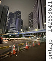 高層ビル街の夜景と高架歩道 142853621