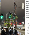 夜の信号と歩行者の都市風景 142853625