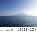 海上より望む桜島 142854239