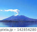 鹿児島県垂水市より望む桜島 142854280