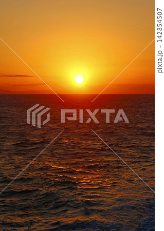 若狭湾の夕日(福井県・敦賀市) 若狭湾の夕日(福井県・敦賀市) 142854507