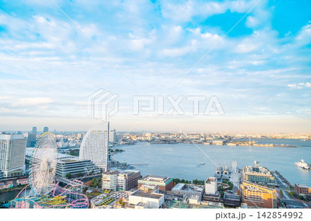 Panoramic aerial view of yokohama and minato mirai city skyline, cityscape during golden hour sunset Panoramic aerial view of yokohama and minato mirai city skyline, cityscape during golden hour sunset 142854992