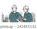 現場で打ち合わせをする二人のビジネスマン 142855132