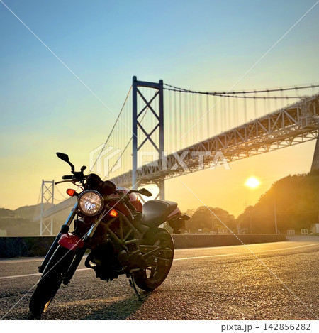 夕日を浴びるオートバイと因島大橋（ツーリング・しまなみ海道・夕景・バイク旅・絶景・ライフスタイル素材 142856282