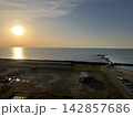 銚子にて夕日に照らされる海 142857686