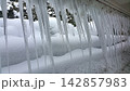 牙のように伸びる白く長い氷柱 142857983
