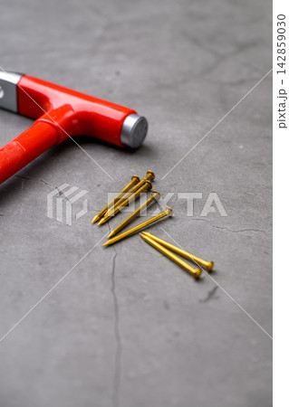 赤いハンマーと釘のDIY工具イメージ 赤いハンマーと釘のDIY工具イメージ 142859030