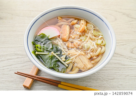 家庭料理の煮込みうどん 142859074