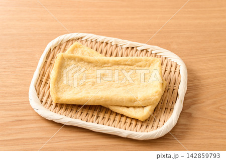 ざるに乗せた油揚げ ざるに乗せた油揚げ 142859793