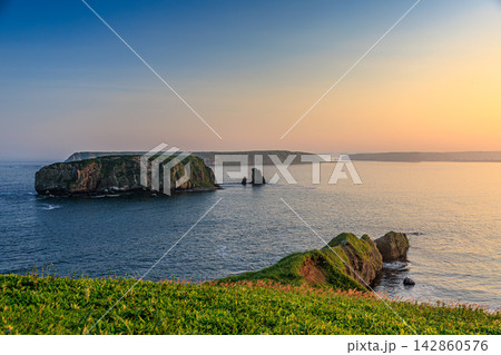 夕暮れの黄金色に染まる北海道浜中町・アゼチの岬の絶景 夕暮れの黄金色に染まる北海道浜中町・アゼチの岬の絶景 142860576