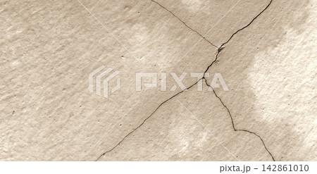 Cracked cream plaster wall texture background 142861010