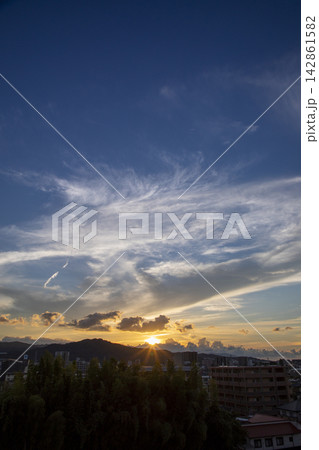 福岡県筑紫野市にある天拝山の向こうに沈む夕日 福岡県筑紫野市にある天拝山の向こうに沈む夕日 142861582