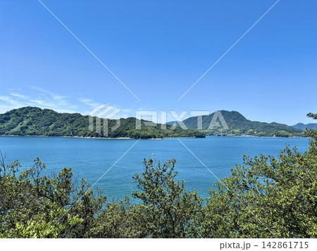 生名島から望む瀬戸内海の多島美(ゆめしま海道・上島町・愛媛県・生名・青空・絶景・観光・コピースペース 生名島から望む瀬戸内海の多島美(ゆめしま海道・上島町・愛媛県・生名・青空・絶景・観光・コピースペース 142861715