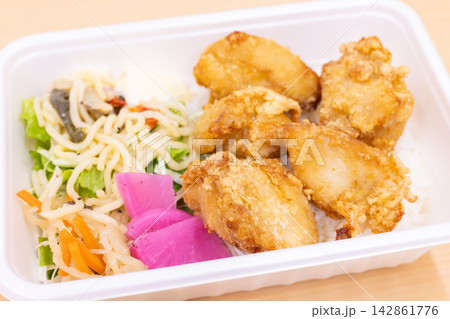 おいしい鶏唐揚弁当 142861776
