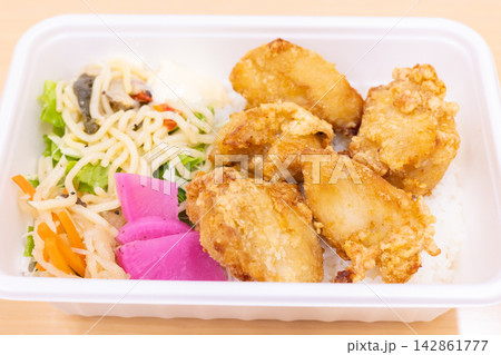 おいしい鶏唐揚弁当 142861777