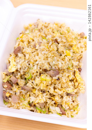 おいしい焼豚炒飯弁当 おいしい焼豚炒飯弁当 142862161