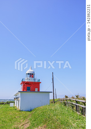 快晴の霧多布岬に建つ湯沸岬灯台と緑の丘の風景 142862231