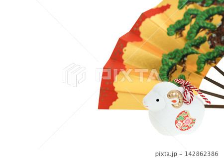 年賀素材　未年　可愛らしい白い羊と飾り扇子 142862386