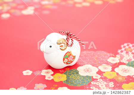年賀素材 未年 可愛らしい白い羊と梅の花びら背景 年賀素材 未年 可愛らしい白い羊と梅の花びら背景 142862387