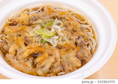 おいしいコンビニ食品の天ぷら蕎麦 おいしいコンビニ食品の天ぷら蕎麦 142862455