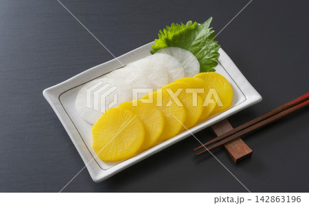 お漬け物　だいこん　きゅうり　しば漬 142863196