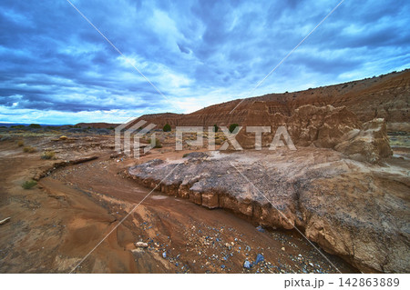 Cathedral Gorge Desert Landscape with Dramatic Sky and Sandstone Formations 142863889
