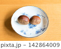皿に盛った栗 142864009