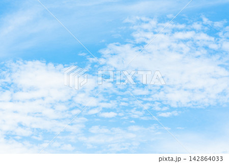 青空に浮かぶ雲 142864033