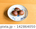 皿に盛った栗 142864050