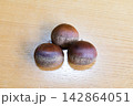 木のテーブルの上に並んだ栗 142864051