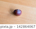 木のテーブルの上に並んだ栗 142864067
