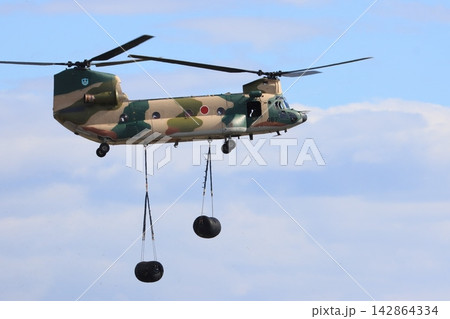 貨物の吊下げ訓練で飛行するCH-47Jヘリコプター　航空自衛隊の大型ヘリコプター 142864334