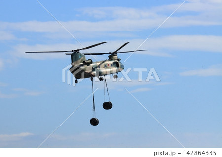 貨物の吊下げ訓練で飛行するCH-47Jヘリコプター 航空自衛隊の大型ヘリコプター 貨物の吊下げ訓練で飛行するCH-47Jヘリコプター 航空自衛隊の大型ヘリコプター 142864335