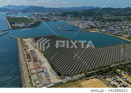 兵庫県淡路市の沿岸部・港湾と太陽光パネルを捉えた空撮写真 兵庫県淡路市の沿岸部・港湾と太陽光パネルを捉えた空撮写真 142866023