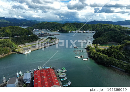 高知県宿毛市の漁港と養殖筏を捉えた空撮写真 高知県宿毛市の漁港と養殖筏を捉えた空撮写真 142866039
