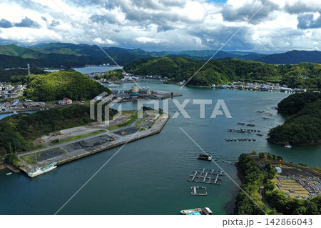 高知県宿毛市の湾岸・養殖いかだと港湾施設を捉えた空撮写真 高知県宿毛市の湾岸・養殖いかだと港湾施設を捉えた空撮写真 142866043