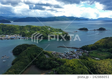 高知県宿毛市の漁村集落と湾を捉えた空撮写真 高知県宿毛市の漁村集落と湾を捉えた空撮写真 142866051