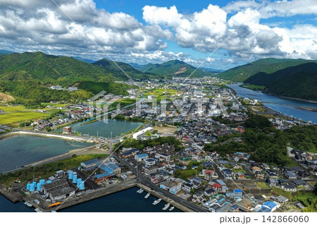 高知県宿毛市の港と住宅街を望む沿岸部の空撮写真 高知県宿毛市の港と住宅街を望む沿岸部の空撮写真 142866060
