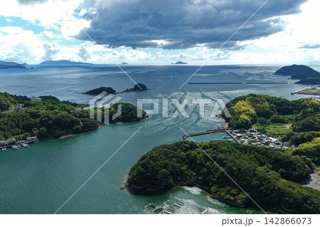 高知県宿毛市の漁港と島々を捉えた空撮写真 高知県宿毛市の漁港と島々を捉えた空撮写真 142866073