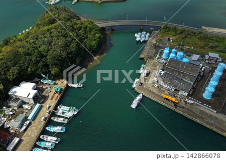 高知県宿毛市の漁港・岸壁・アーチ橋を捉えた空撮写真 高知県宿毛市の漁港・岸壁・アーチ橋を捉えた空撮写真 142866078