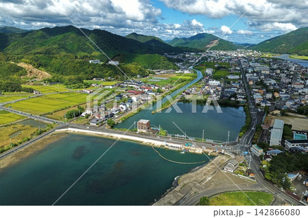 高知県宿毛市の河口部と市街地を捉えた空撮写真 高知県宿毛市の河口部と市街地を捉えた空撮写真 142866080