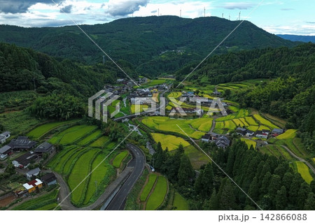 大分県日田市の棚田と風力発電機を捉えた空撮写真 大分県日田市の棚田と風力発電機を捉えた空撮写真 142866088