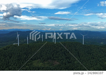 大分県玖珠町の山間部に立つ風力発電機の空撮写真 大分県玖珠町の山間部に立つ風力発電機の空撮写真 142866107