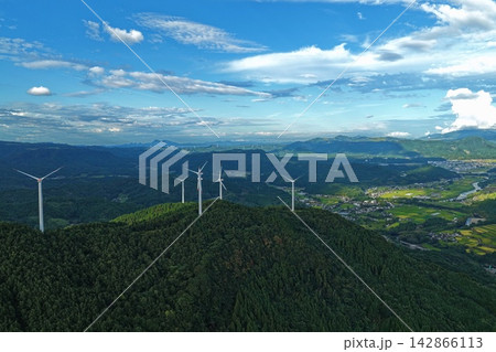 大分県玖珠町の風力発電機と山間集落を捉えた空撮写真 大分県玖珠町の風力発電機と山間集落を捉えた空撮写真 142866113